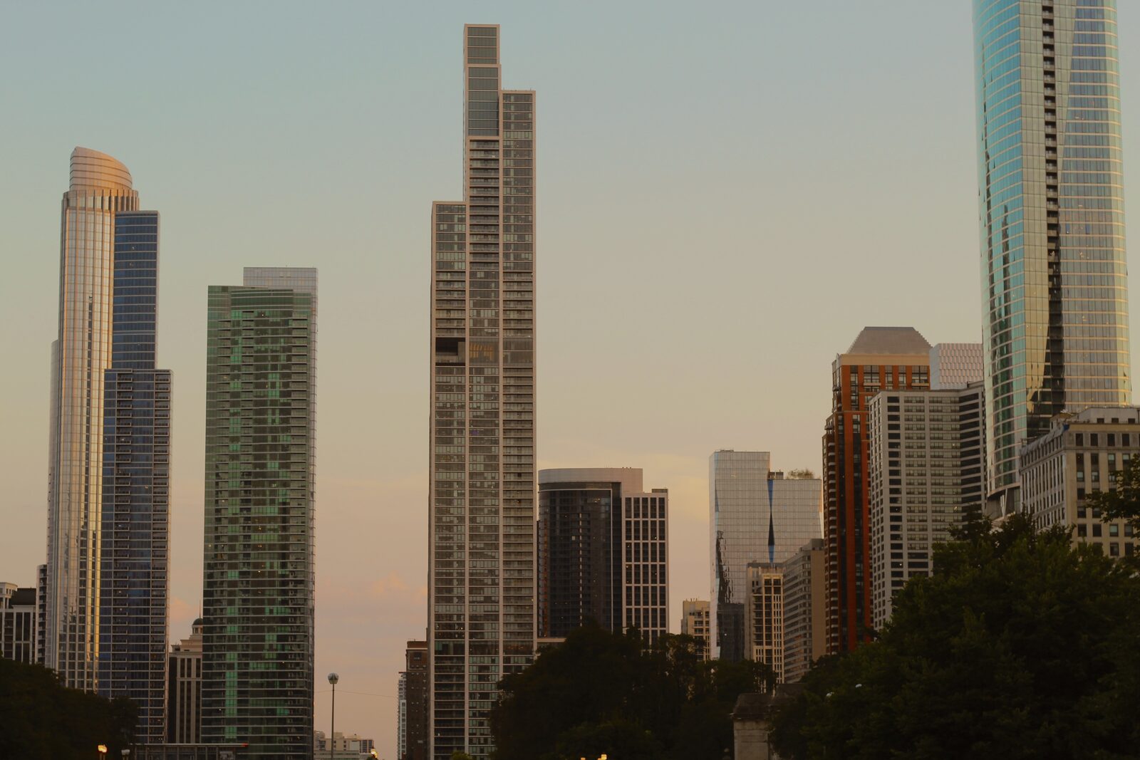 Chicago skyline glowing beside Buckingham Fountain at dusk